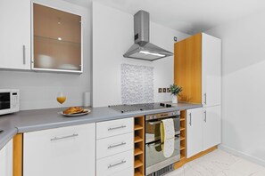 Private kitchen - 
2-Bed City Apartment Near Motorpoint Arena| Free Parking🚗 (Nottingham)