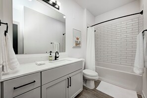 Towels, soap, shampoo, toilet paper - 1 King bed/ 1bth Studio (Noblesville)