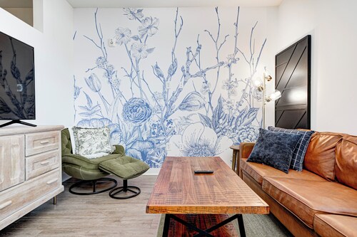 1 King bed/ 1bth Studio