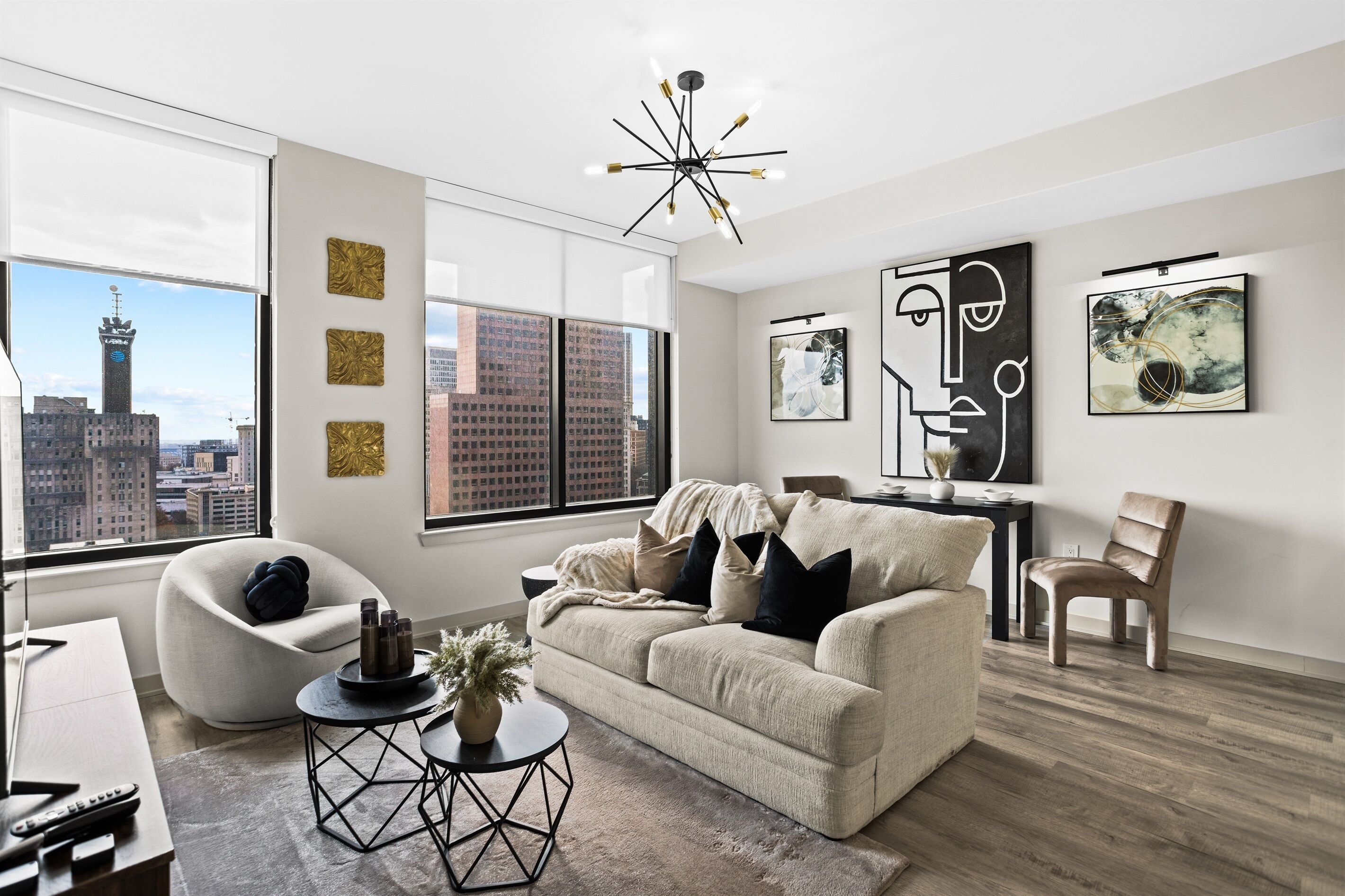 Een smart-tv en een stereo