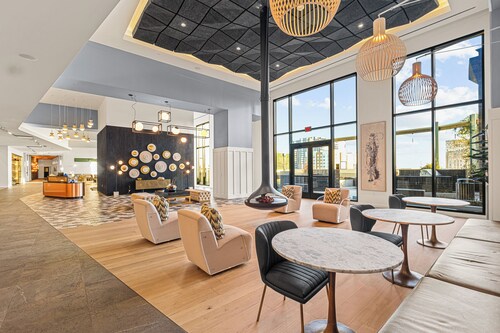 Atlantan Haven: 20th Floor Luxury 1BR | Pool, Views, Walk to Benz Stadium