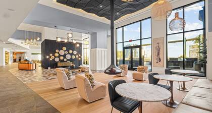 Atlantan Haven: 20th Floor Luxury 1BR | Pool, Views, Walk to Benz Stadium