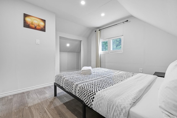 3 bedrooms, desk, free WiFi, bed sheets