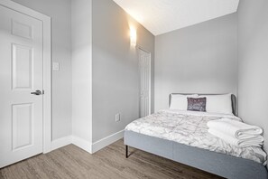 3 bedrooms, desk, free WiFi, bed sheets - Family-Friendly 3-Bedroom Furnished House(monthly rental) (Hamilton)