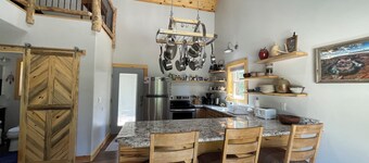 Lovely 2-bedroom cabin bordering  Zion's national Park, Close to cable Mountain.
