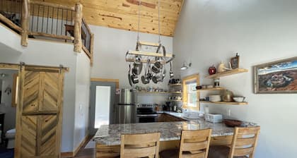 Lovely 2-bedroom cabin bordering Zion's national Park, Close to cable Mountain.