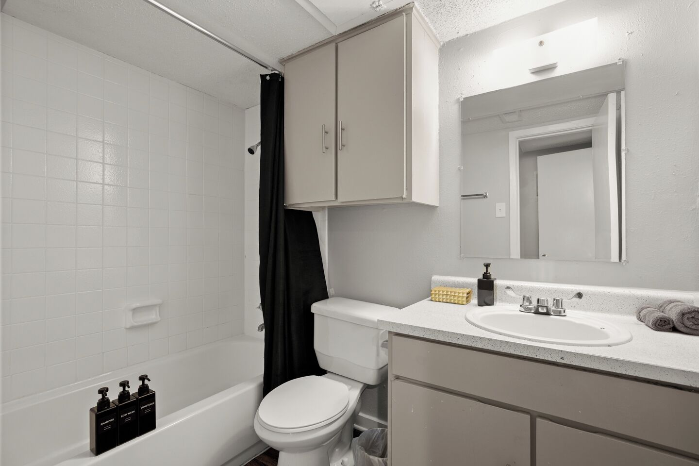 Haartrockner, Handtücher, Seife, Toilettenpapier