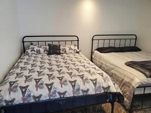 2 bedrooms, iron/ironing board, WiFi, bed sheets - Cozy 2-bedroom basement apartment (Stockbridge)