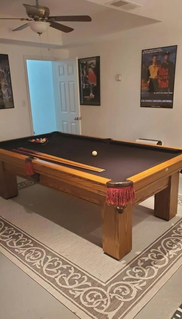 Games room - Cozy 2-bedroom basement apartment (Stockbridge)