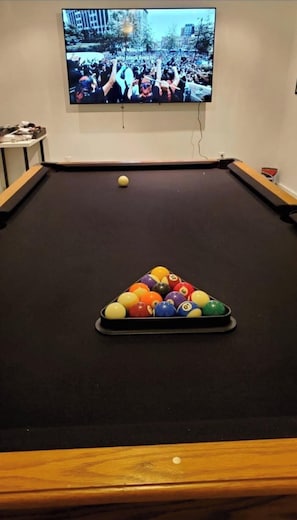 Games room - Cozy 2-bedroom basement apartment (Stockbridge)
