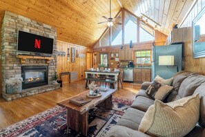 Smart TV, fireplace, video games - 1.5 Miles to Dollywood & Pigeon Forge attractions, 2 bd/2 bath, gated community. (Sevierville)