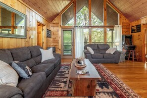 Smart TV, fireplace, video games - 1.5 Miles to Dollywood & Pigeon Forge attractions, 2 bd/2 bath, gated community. (Sevierville)