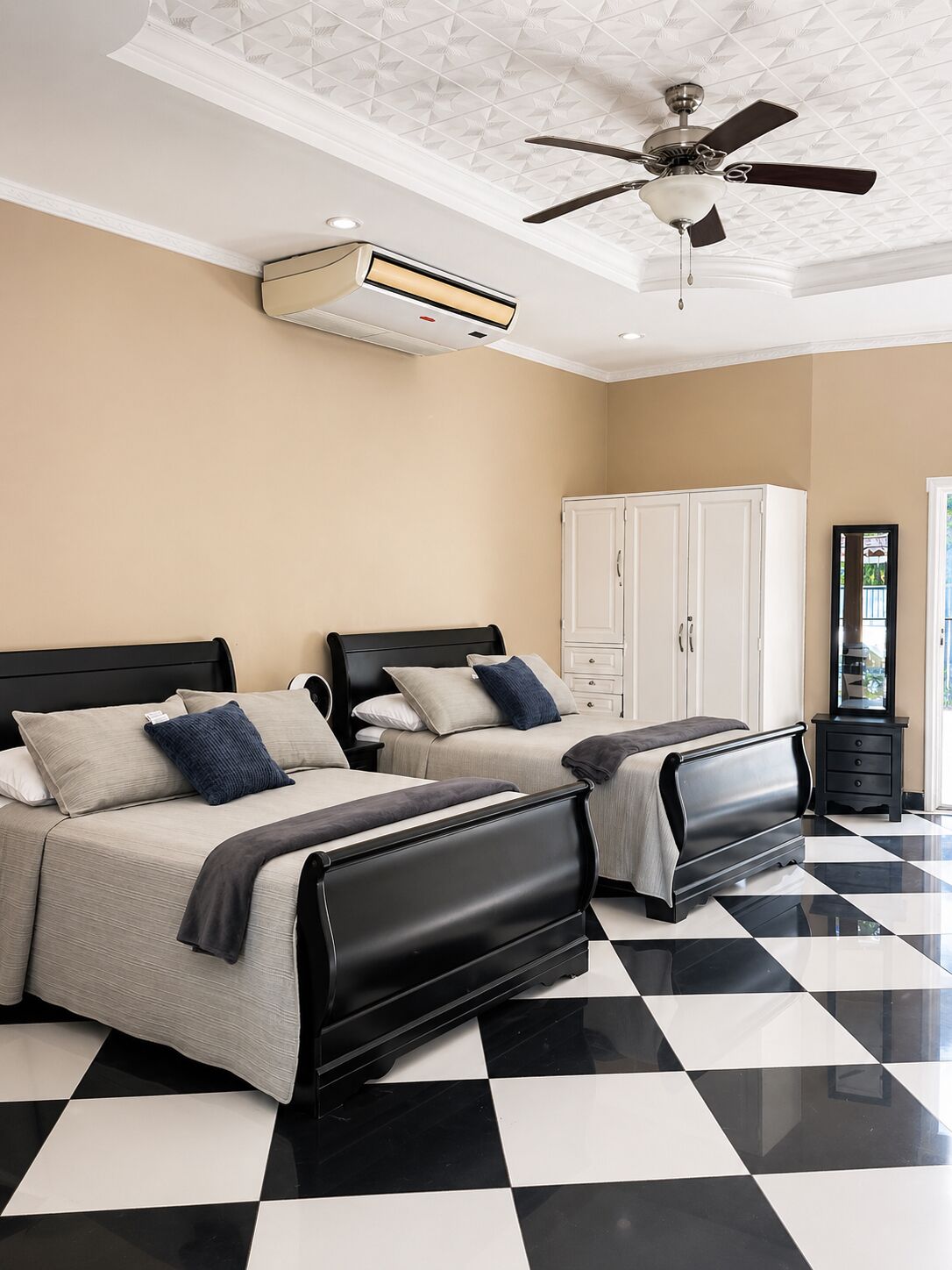 4 bedrooms, WiFi, bed sheets