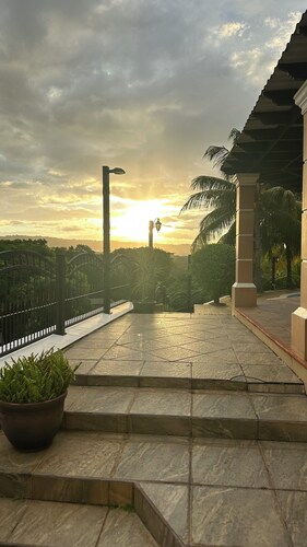VILLA SAN LORENZO-PRIVATE4-BEDROOM HOME FOR 16