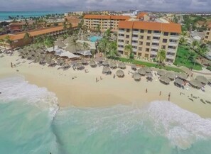 Una playa cerca, sillas reclinables de playa, toallas de playa