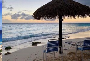 Plage à proximité, chaises longues, serviettes de plage