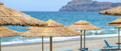 På stranden, solsenger og strandhåndklær