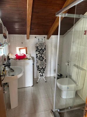 Shower, hair dryer, towels, soap - Seafront Paradise with sand Yard 10 m. from Beach! (GW92+M4 Platanias, Greece)