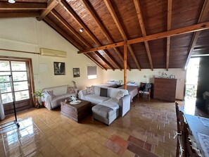 Smart TV - Seafront Paradise with sand Yard 10 m. from Beach! (GW92+M4 Platanias, Greece)