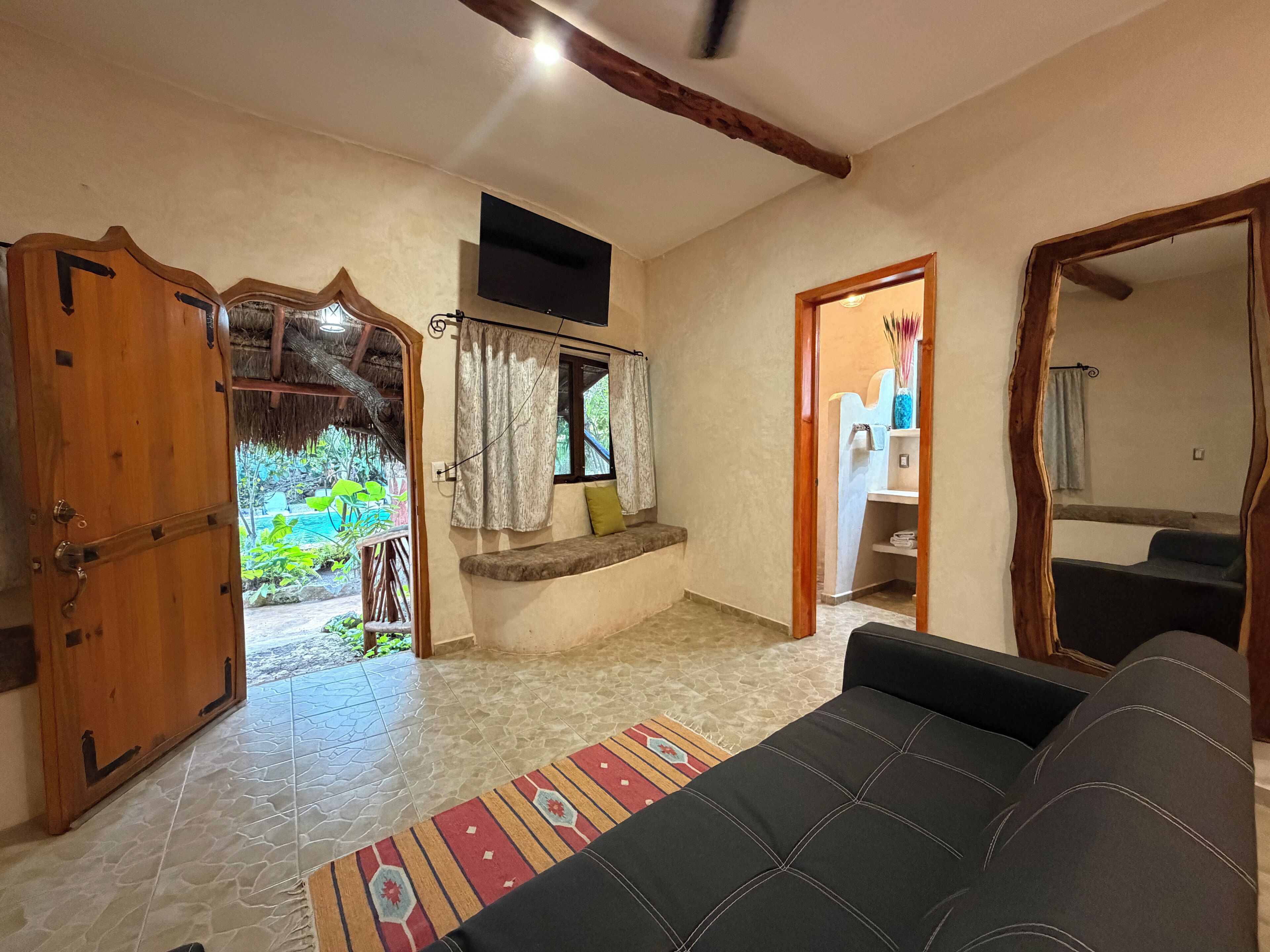 Deluxe tweepersoonskamer, uitzicht op tuin | Een minibar, een kluis op de kamer, verduisterende gordijnen