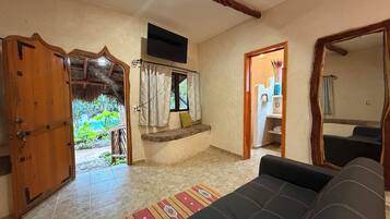 Deluxe tweepersoonskamer, uitzicht op tuin | Een minibar, een kluis op de kamer, verduisterende gordijnen