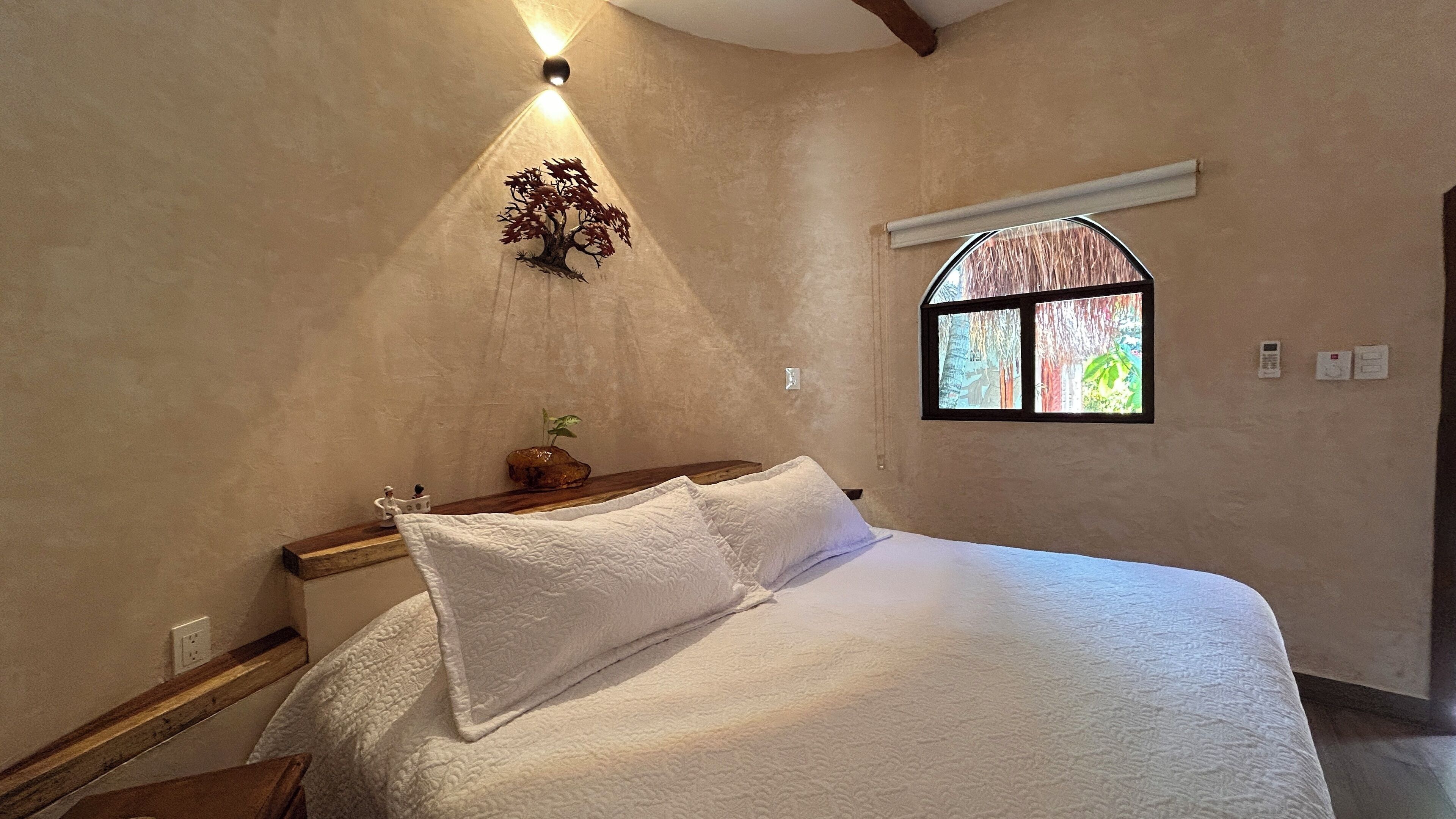 华丽客房 | 迷你吧、客房内保险箱、遮 光窗帘、免费 WiFi