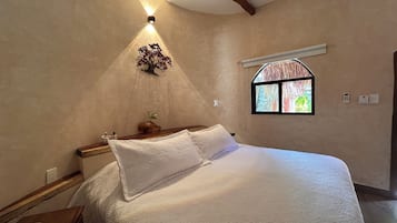 Habitación Deluxe | Minibar, caja de seguridad en la habitación y cortinas blackout