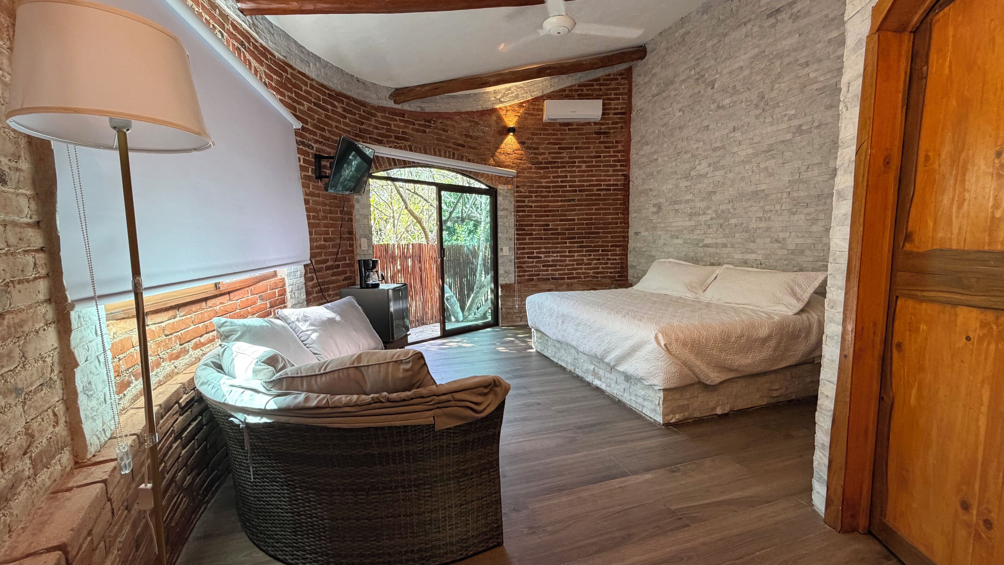 Habitació superior, 1 llit de matrimoni gran | Minibar, caixa forta a l'habitació, cortines opaques i wifi gratuïta 