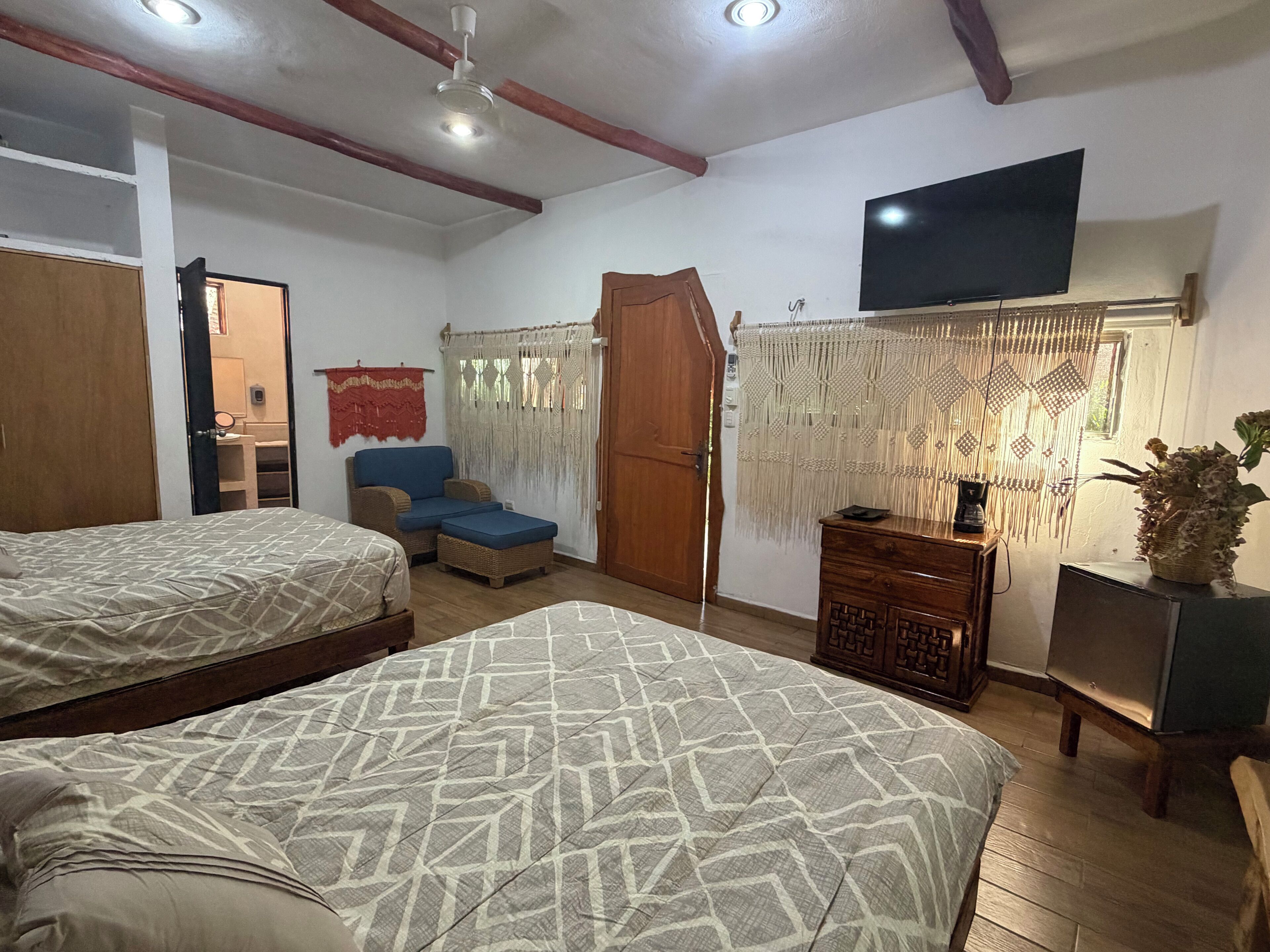 豪華雙人房, 2 張加大雙人床 | 房內夾萬、遮光窗簾/窗簾、免費 Wi-Fi