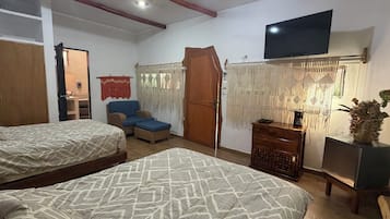 Habitación doble Deluxe, 2 camas Queen size | Caja de seguridad en la habitación, cortinas blackout y wifi gratis