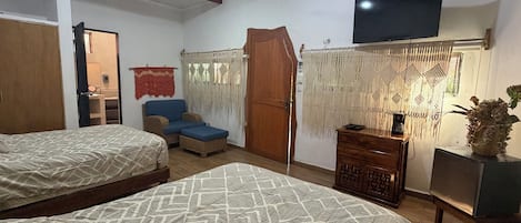 Habitación doble Deluxe, 2 camas Queen size | Caja de seguridad en la habitación, cortinas blackout y wifi gratis