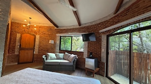 Habitació superior, 1 llit de matrimoni gran | Minibar, caixa forta a l'habitació, cortines opaques i wifi gratuïta