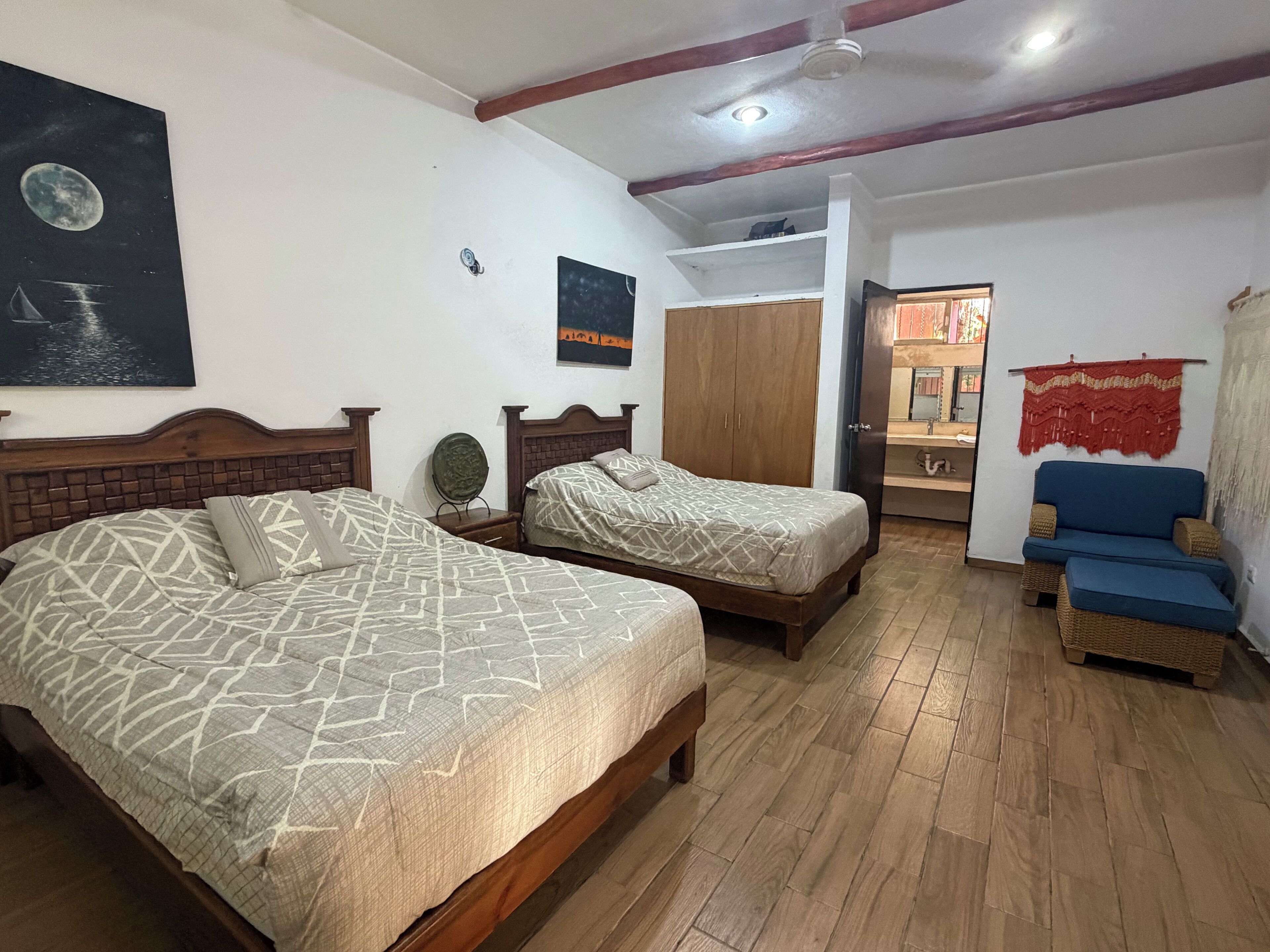 Dobbeltrom – deluxe, 2 queensize-senger | Safe på rommet, blendingsgardiner og wi-fi (inkludert)