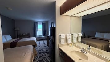 Dobbeltrom – deluxe, 2 queensize-senger, ikke-røyk | Skrivebord, skrivebord for bærbar PC og wi-fi (inkludert)