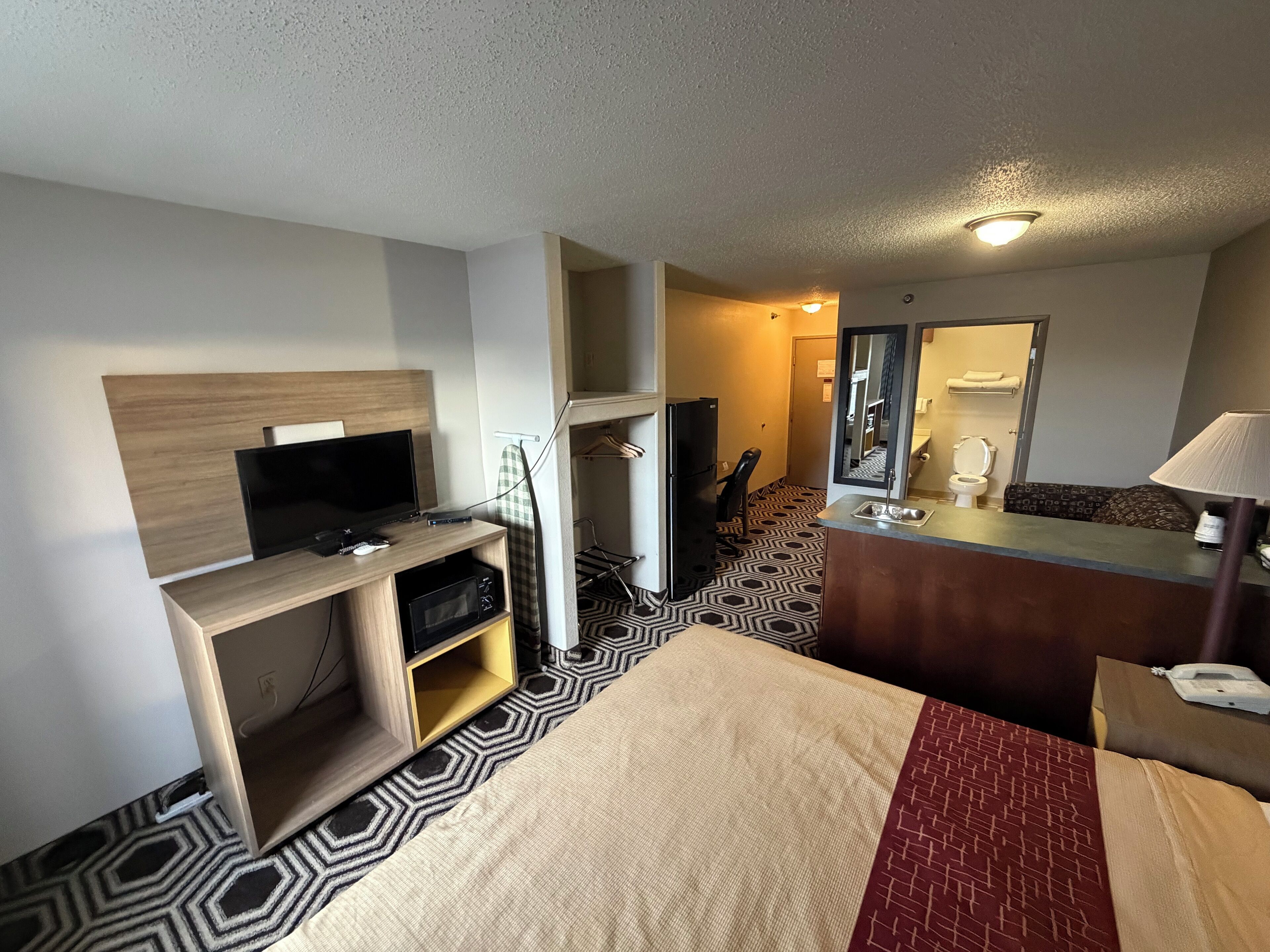 Estudi Deluxe, 1 llit de matrimoni gran, frigorífic i microones | Escriptori, espai de treball apte per a portàtils i wifi gratuïta 