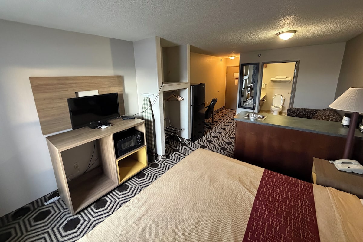 Estudi Deluxe, 1 llit de matrimoni gran, frigorífic i microones | Escriptori, espai de treball apte per a portàtils i wifi gratuïta