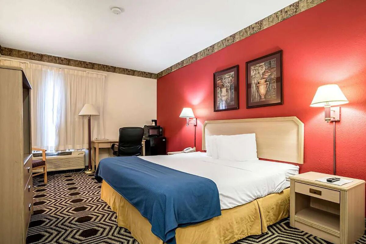 Desk, laptop workspace, free WiFi