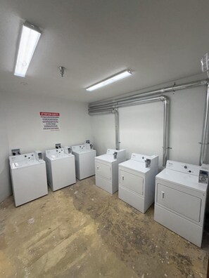 Laundry room - Relax Inn & Suites (Kentland)