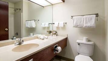 Kombinert dusj/badekar, håndklær, såpe og sjampo