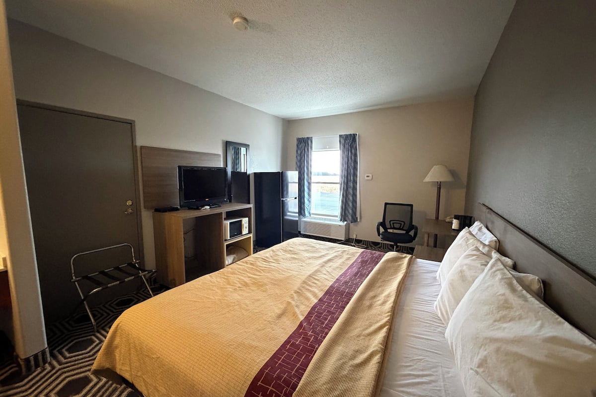 Habitació individual Deluxe, 1 llit de matrimoni gran, banyera d'hidromassatge | Escriptori, espai de treball apte per a portàtils i wifi gratuïta