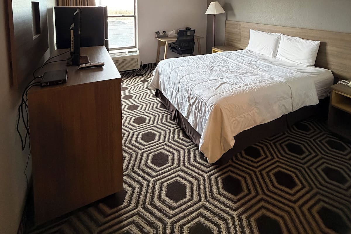 Habitació Deluxe, 1 llit de matrimoni, dutxa accessible en cadira de rodes | Escriptori, espai de treball apte per a portàtils i wifi gratuïta