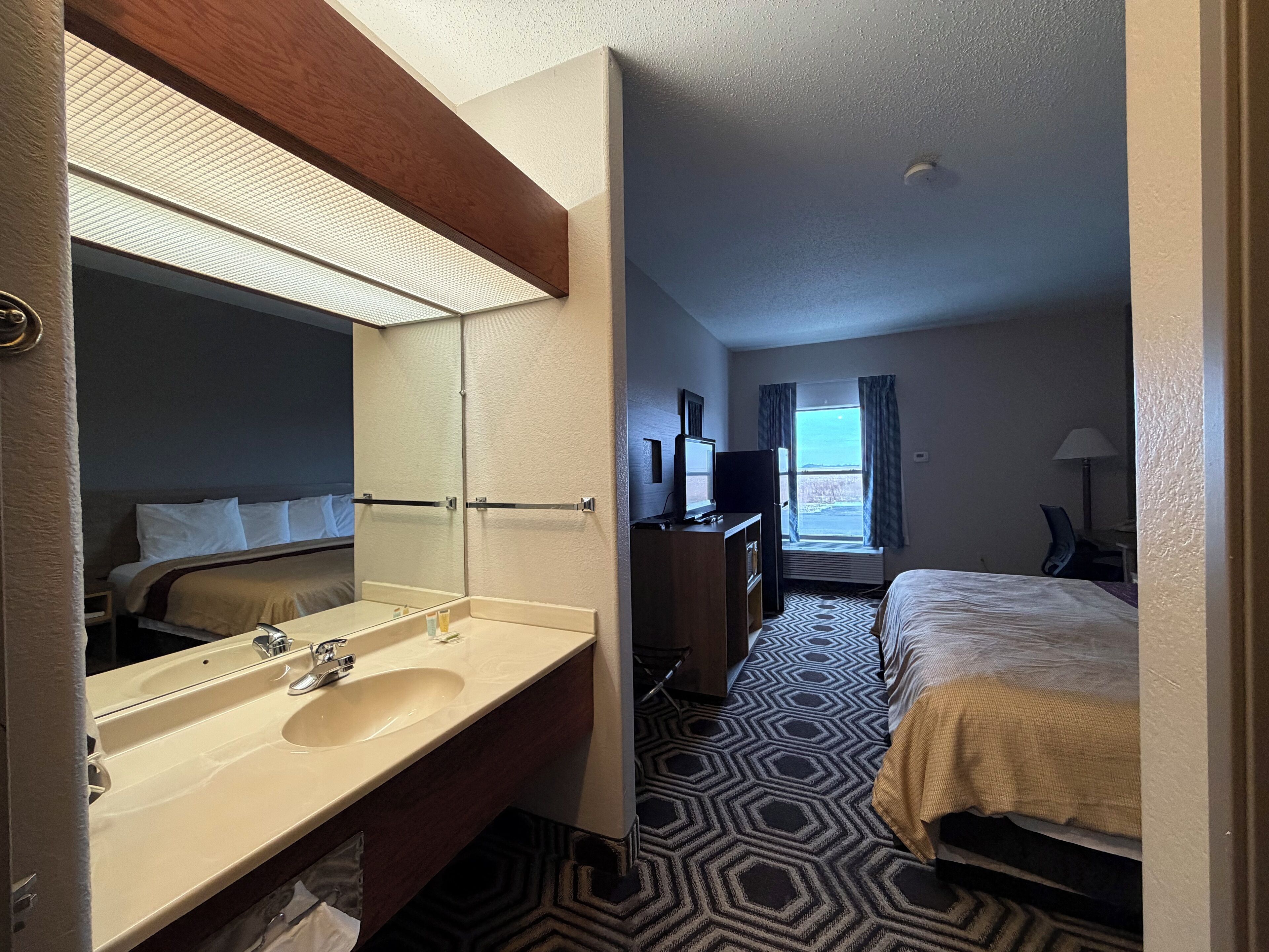 Deluxe Single Room, 1 King Bed, Non Smoking | Desk, laptop workspace, free WiFi