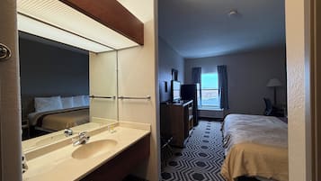 Deluxe Single Room, 1 King Bed, Non Smoking | Desk, laptop workspace, free WiFi