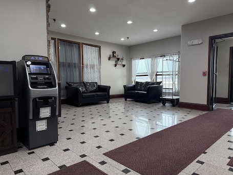 Sala de estar en el lobby. Relax Inn & Suites