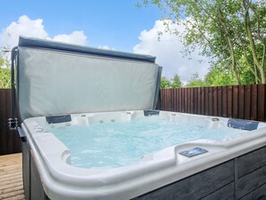 Outdoor spa tub - 1 Clarkes Lane (Oswestry)