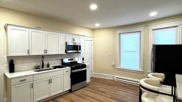 Four à micro-ondes, un four, surface de cuisson