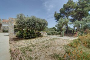 Property grounds - Ouzo Stone House1 with Private Pool and Parking (Agios Isidoros)
