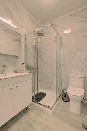 Shower, hair dryer, towels, soap - Ouzo Stone House1 with Private Pool and Parking (Agios Isidoros)