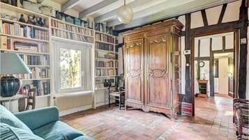 Smart-TV, peis, bordtennis og bøker