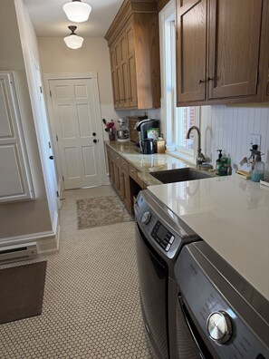 Mikrowelle, Ofen, Herdplatte, Geschirrspüler